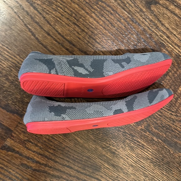 Rothys The Flat Grey Camo Rounded Toe Flat Size 8 - Picture 3 of 5